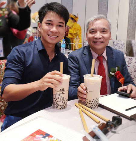 Mão chụp ảnh lưu niệm cùng ông Nguyễn Anh Dũng, chủ nhiệm Văn phòng Kinh tế văn hóa Việt Nam tại Đài Bắc, nhân dịp Giao lưu văn hóa Việt Nam - Đài Loan, tháng 3 năm 2019. Dịp này, doanh nghiệp của Mão là một trong các đại diện của Việt Nam, mang ống hút tre, sáo trúc sang nước bạn giao lưu. Ảnh: N.M.