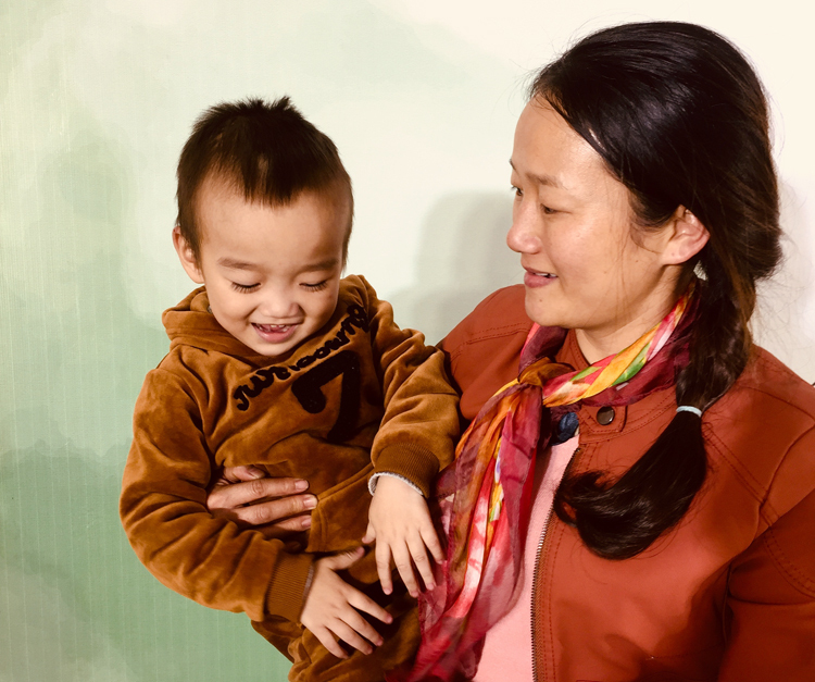 Bé Đinh Trung Kiên và mẹ Bùi Thị Luyến tại một sự kiện của quỹ Children Are Innocent, ngày 7/12, tại Hà Nội. Ảnh: Phan Dương.