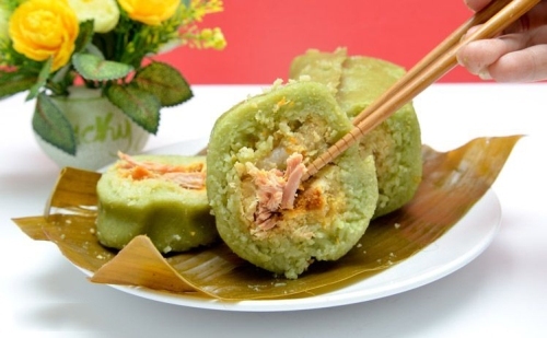 Miền Trung dùng bánh tét thay cho bánh trưng, ăn kèm dưa món.