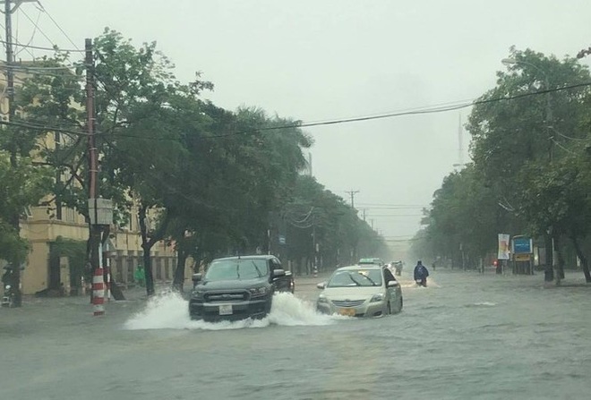 Mưa lớn do hoàn lưu bão số 9, TP Vinh ngập sâu, hàng loạt xe chết máy - Ảnh 2.