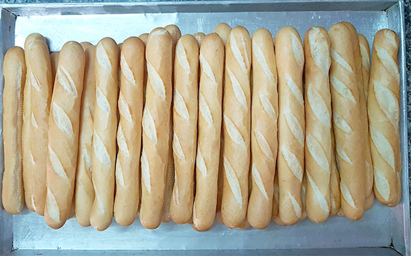 Bánh mì que ra lò nóng hổi giòn tan