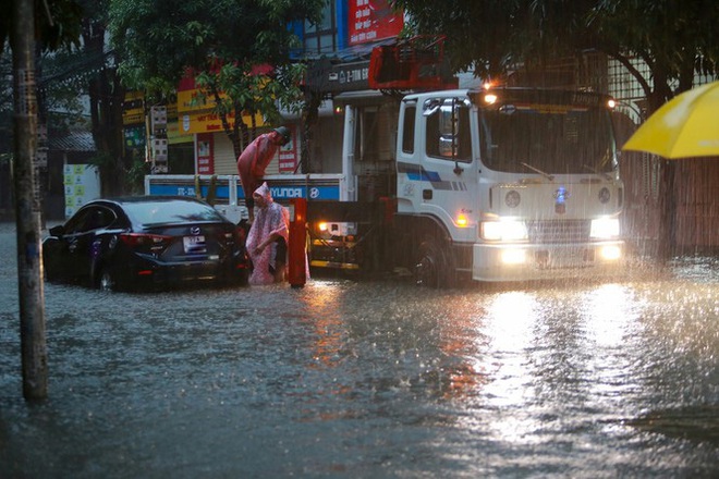 Mưa lớn do hoàn lưu bão số 9, TP Vinh ngập sâu, hàng loạt xe chết máy - Ảnh 1.
