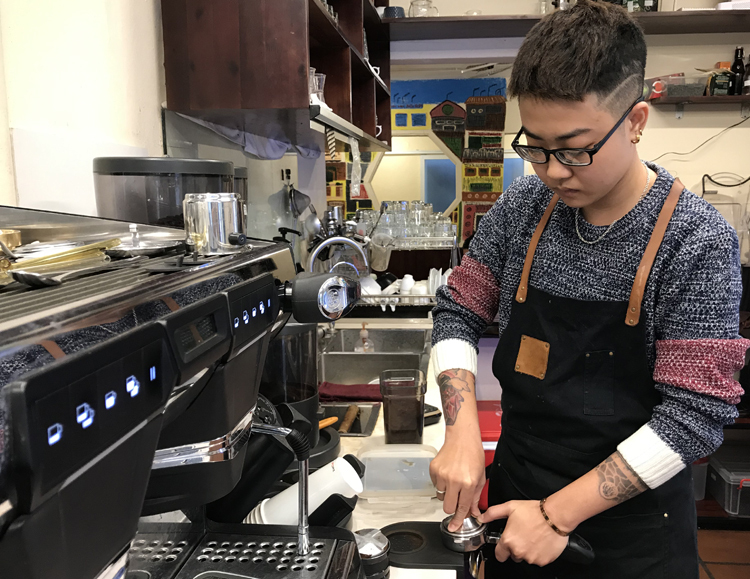 Hoàng Linh hàng ngày vẫn làm việc và học nghề tại một quán cà phê. Ước mơ của cậu là mở được một phòng trà của riêng mình. Ảnh: Hải Hiền.