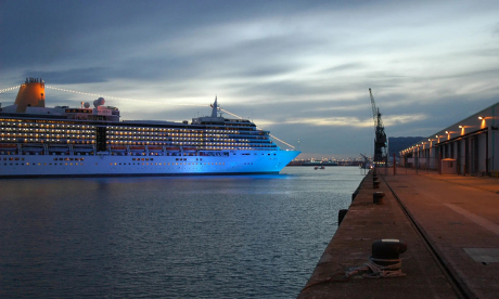 Tàu Arcadia tại cảng khi mới hạ thủy tại cảng Southampton, tháng 4/2005. Ảnh: Guardian.