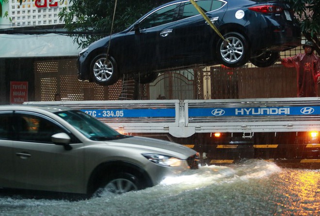 Mưa lớn do hoàn lưu bão số 9, TP Vinh ngập sâu, hàng loạt xe chết máy - Ảnh 3.