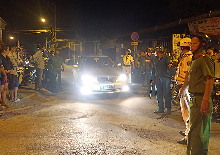 Hàng chục xe cảnh sát nối đuôi nhau vào hiện trường tiêu diệt Tuấn. Ảnh: Huế Xuân.