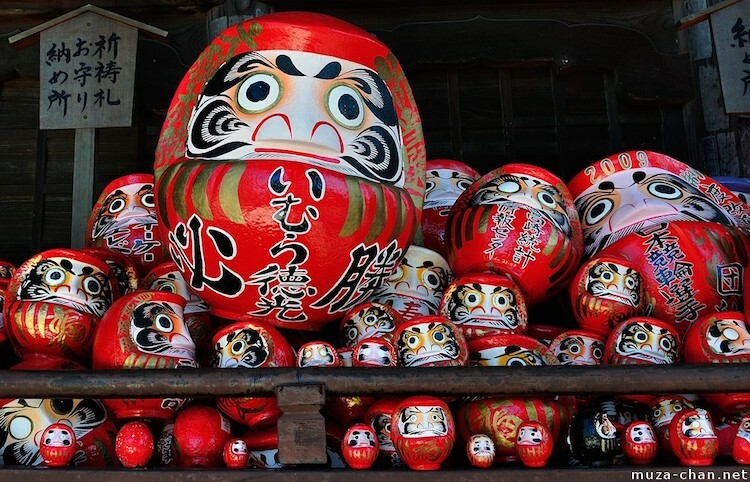 Búp bê Daruma bán trong đền Shorinzan Darumaji ở thành phố Takasaki, Nhật Bản. Ngày nay, phần lớn búp bê Daruma vẫn được sản xuất tại thành phố này, nơi cách Tokyo khoảng 1 giờ 30 phút đi xe. Ảnh: Muza-chan.