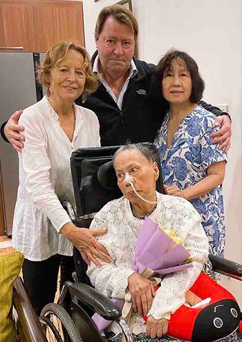 Vợ chồng bà Marie hội ngộ bác sĩ Xiêm và con gái là bác sĩ Phương Lan (áo hoa). Đã nghỉ hưu, song bà Marie và chồng vẫn quản lý một công ty sản xuất các khóa học ngôn ngữ trực tuyến. Ảnh: Lê Lan