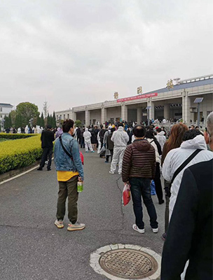 Dòng người xếp hàng chờ nhận tro cốt thân nhân ở nhà tang lễ quận Hán Khẩu, Vũ Hán hôm 26/3. Ảnh: Twitter/Gregory Song