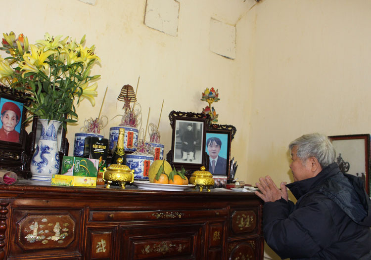 Từ đầu tháng Chạp, gia đình cụ Bồng đã trang hoàng lại nhà cửa, lau chùi bàn thờ, bát nhang. Ảnh: Phạm Nga.