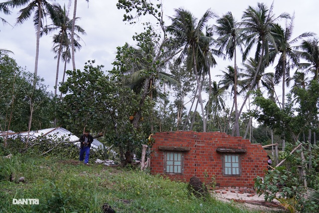 Phú Yên: “Bão dữ hất tung nhà, vợ chồng tôi ôm 2 con tìm nơi trú trong đêm” - 3