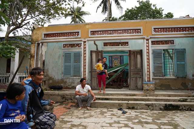 Phú Yên: “Bão dữ hất tung nhà, vợ chồng tôi ôm 2 con tìm nơi trú trong đêm” - 1