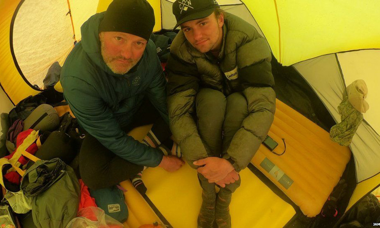 Khobe nói cuộc sống trong lều là điều cậu ưa thích trong chuyến đi. 