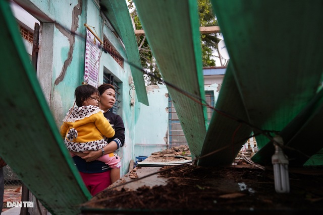 Phú Yên: “Bão dữ hất tung nhà, vợ chồng tôi ôm 2 con tìm nơi trú trong đêm” - 4