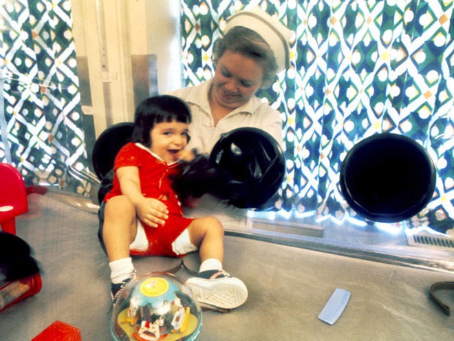 Cậu bé bong bóng: Suốt 12 năm sống tách biệt trong không gian vô trùng, đến phút cuối mới được chạm vào mẹ rồi qua đời - Ảnh 9.