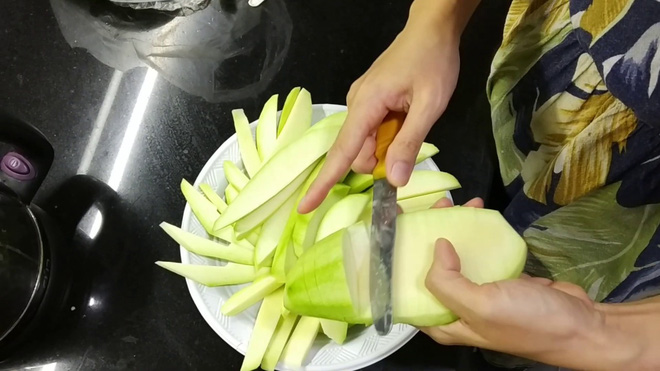 Kiểu gọt xoài cục súc cộp mác hội gái vụng Việt Nam, ngày đầu về ra mắt nhà chồng mà thế này thì toang nhé! - Ảnh 2.