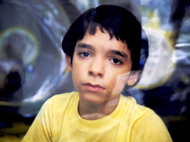 Cậu bé bong bóng: Suốt 12 năm sống tách biệt trong không gian vô trùng, đến phút cuối mới được chạm vào mẹ rồi qua đời - Ảnh 8.