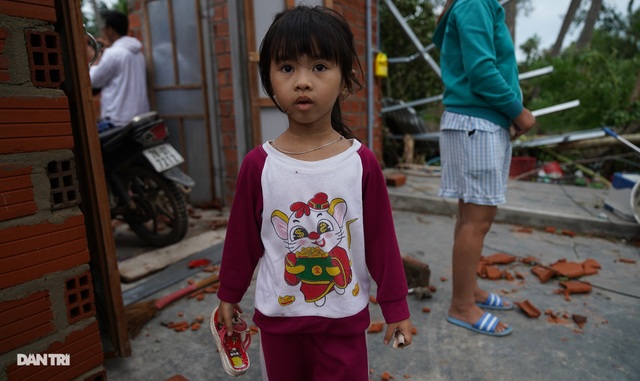 Phú Yên: “Bão dữ hất tung nhà, vợ chồng tôi ôm 2 con tìm nơi trú trong đêm” - 11