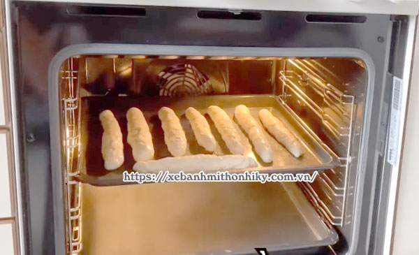 Nướng bánh mì que trong lò nướng