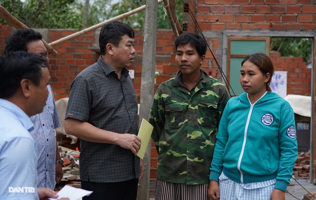 Phú Yên: “Bão dữ hất tung nhà, vợ chồng tôi ôm 2 con tìm nơi trú trong đêm” - 13