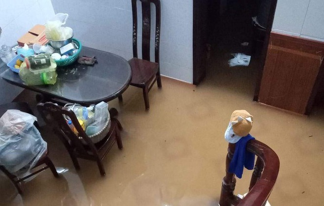 Mưa lớn do hoàn lưu bão số 9, TP Vinh ngập sâu, hàng loạt xe chết máy - Ảnh 5.